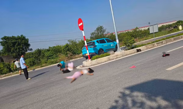 Camera toàn cảnh chiếc taxi chạy tốc độ cao đâm 2 bé gái đi xe đạp điện