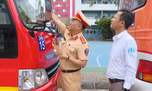 Đoàn liên ngành kiểm tra phương tiện đưa đón học sinh