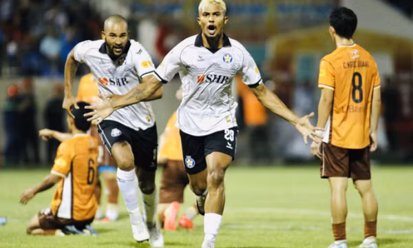 HAGL giữ đỉnh bảng sau trận cầu tranh cãi ở V-League