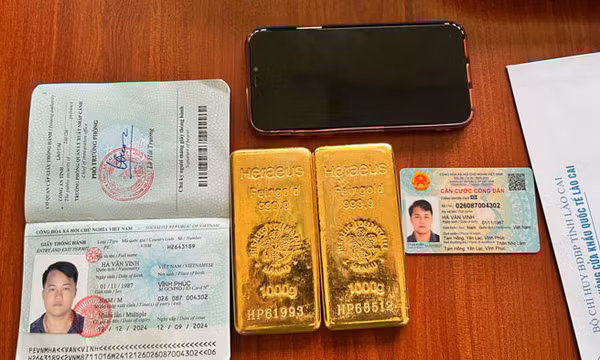 Bắt đối tượng giấu 2kg vàng trong ống quần mang về Việt Nam