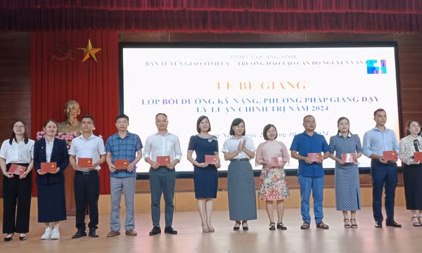 Bế giảng lớp bồi dưỡng kỹ năng, phương pháp giảng dạy lý luận chính trị