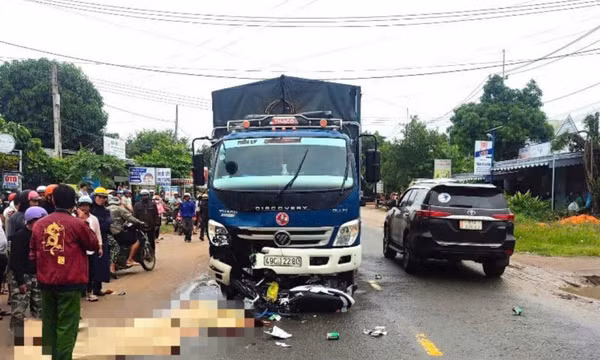 Tai nạn giao thông nghiêm trọng với xe tải, bà và cháu gái 2 tuổi tử vong
