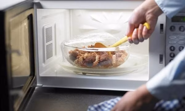 Điều gì sẽ xảy ra nếu bạn ăn thức ăn để qua đêm?