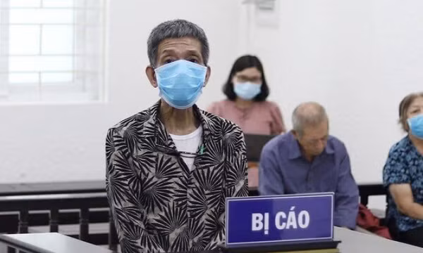 Nghịch tử rút dao đâm vào ngực bố sau lời thách thức