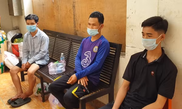 Vi phạm Chỉ thị 16, cả gia đình người bán rong chống đối tổ công tác