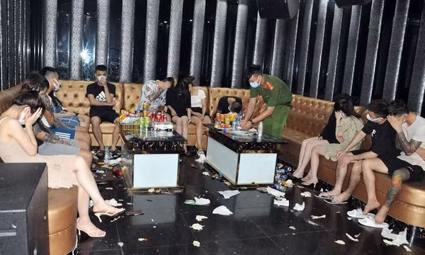 Bắt quả tang gần 50 khách làng chơi và tiếp viên nữ mở tiệc 'ma túy' trong quán karaoke