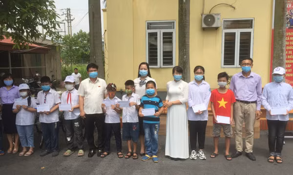 Tặng xe đạp, góc học tập cho học sinh có hoàn cảnh khó khăn TX Đông Triều