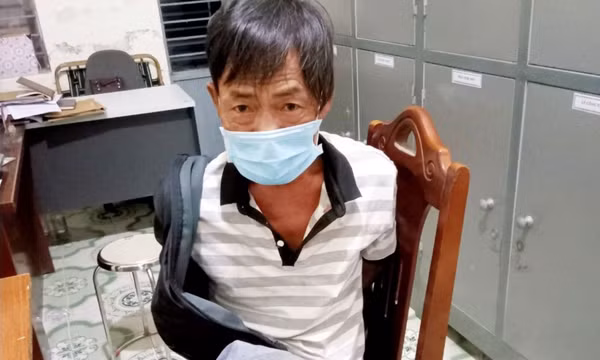 Nhậu say, người đàn ông vác gậy tấn công cảnh sát