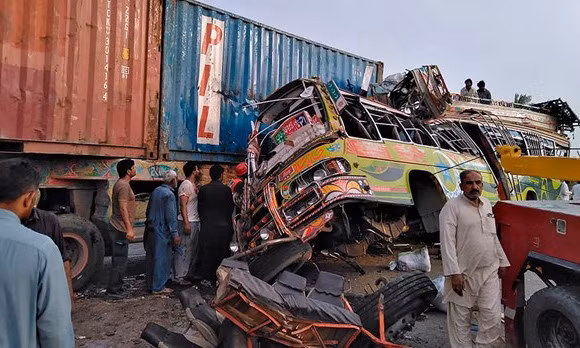 Tai nạn xe buýt kinh hoàng ở Pakistan khiến 33 người thiệt mạng