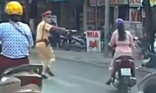  Vượt đèn đỏ... còn chống đối CSGT