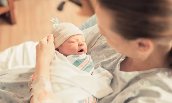 Bé ngủ ngày thức đêm phải làm gì?
