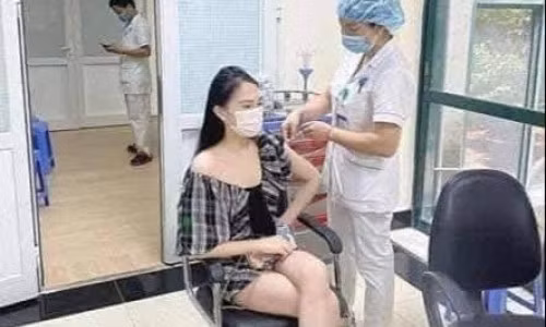 "Hoa khôi" khoe tiêm vaccine Pfizer không cần đăng ký bị phạt 12,5 triệu đồng