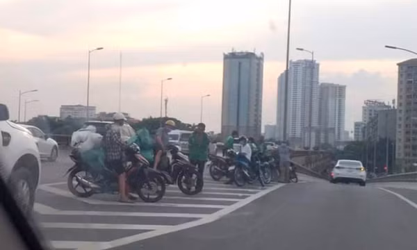 Bến cóc tự phát trên cao tốc, hiểm nguy rình rập