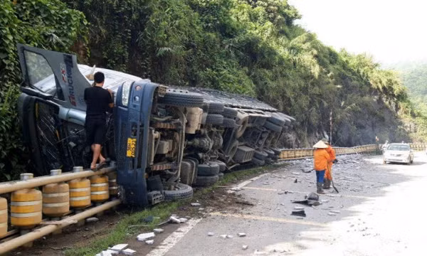 Hộ lan bánh xoay cứu sống tài xế khi xe tải gặp tai nạn
