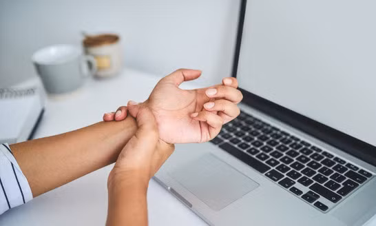 Tê ngón tay, bàn tay: Đừng cho là chuyện nhỏ