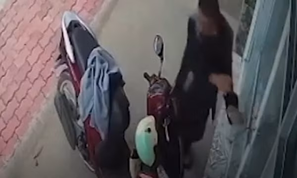 Táo tợn cột cửa văn phòng đất đai nhốt người phụ nữ để trộm xe SH