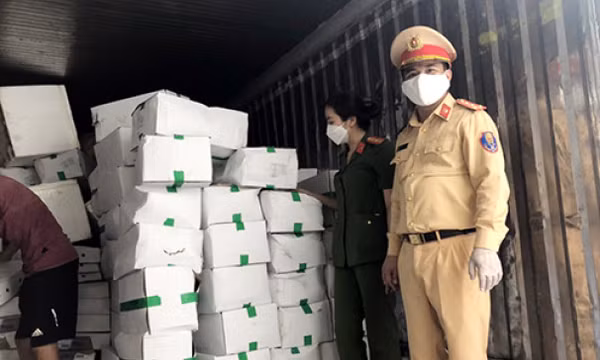 Phát hiện 10 tấn nầm lợn, cánh gà… không nguồn gốc trên cao tốc