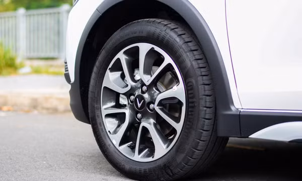 Vì sao lốp xe màu đen dù được làm từ màu trắng của cao su?