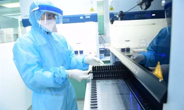 Test nhanh COVID-19 người đi đường, TP.HCM phát hiện thêm 10 ca dương tính