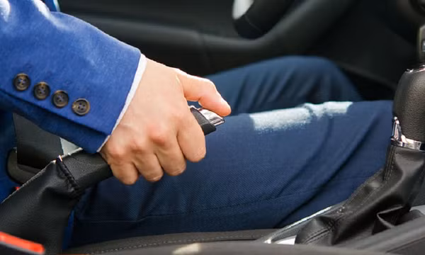 Lỗi liên quan đến phanh tay mà tài xế cần lưu ý