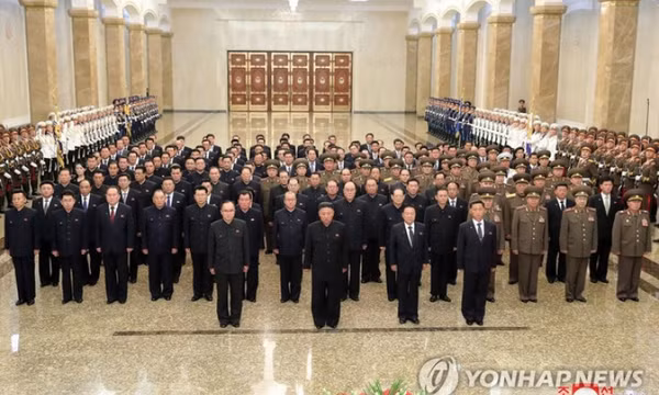 Ông Kim Jong-un xuất hiện giữa tin đồn sức khỏe