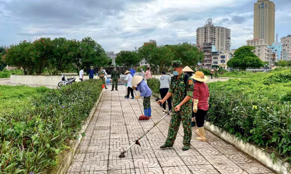 Đồn Biên phòng CKQT Móng Cái ra quân phối hợp dọn vệ sinh môi trường