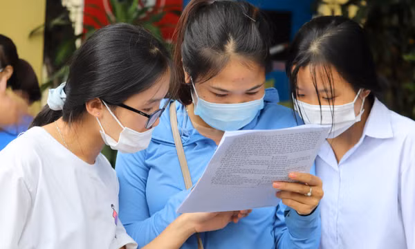 Thí sinh hoàn thành bài thi môn Ngoại ngữ, kết thúc Kỳ thi tốt nghiệp THPT 2021