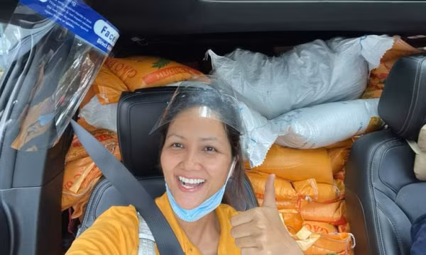 Hoa hậu H'Hen Niê làm bốc vác, shipper trong mùa dịch