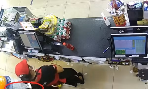 Kề dao vào cổ nữ nhân viên bán hàng, cướp hơn 9 triệu đồng