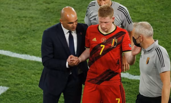 CĐV Manchester City phẫn nộ vì HLV Roberto Martinez