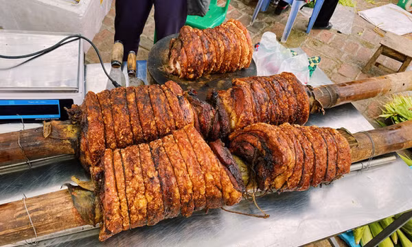 Thịt quay đòn giòn rụm ở làng cổ Đường Lâm