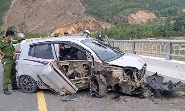 Cướp ôtô rồi điều khiển xe bỏ chạy tự gây tai nạn