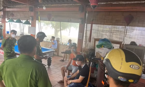 Chủ nhà hàng cùng 3 khách đánh bi-a nộp phạt 63 triệu đồng