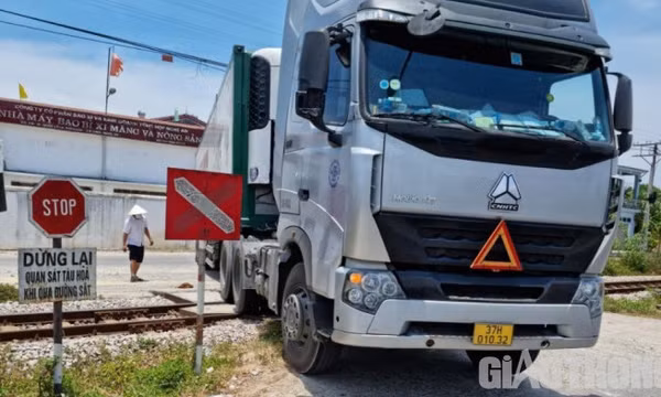 Xe container mắc kẹt trên đường ray, đường sắt Bắc Nam tạm tê liệt
