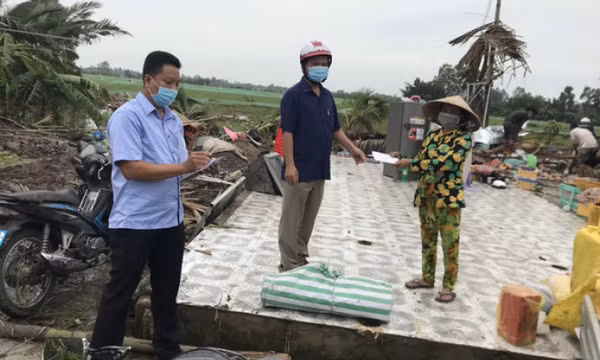 Dông lốc bất ngờ quét sập hàng chục căn nhà, 15 người bị thương ở Kiên Giang