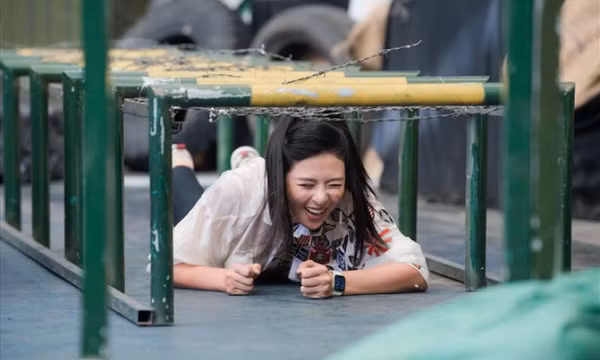 Hoa hậu Ngọc Hân vượt qua thử thách “chui hầm dây thép gai” 