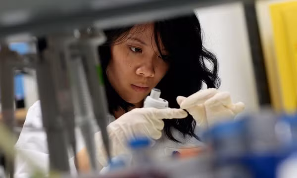 Đại học Oxford tiêm thử nghiệm vaccine HIV, nỗ lực chấm dứt 40 năm chờ đợi