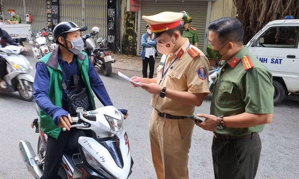 Tài xế Grab "méo mặt" nộp phạt vì ra đường chuyển hàng khi giãn cách xã hội
