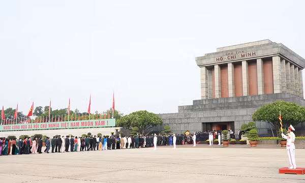 Đại biểu Quốc hội vào Lăng viếng Chủ tịch Hồ Chí Minh