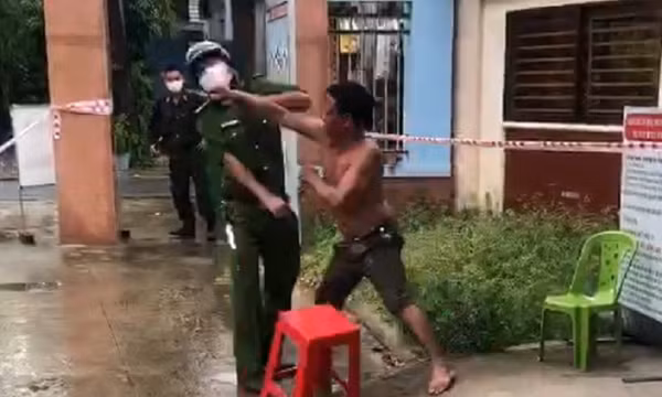 Đấm vào mặt công an phường khi bị nhắc đeo khẩu trang
