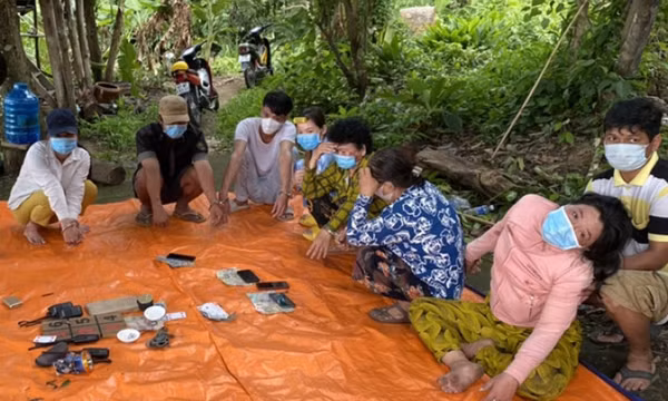 Rủ nhau lên đồi đánh bạc, dùng bộ đàm để đối phó lực lượng chức năng