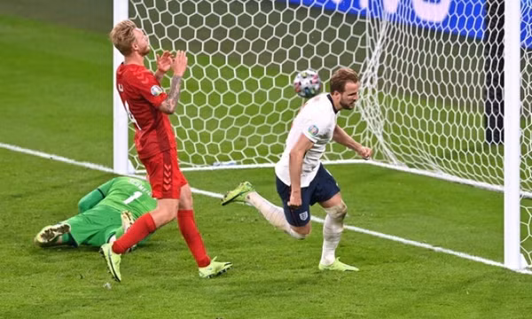 Kane phả hơi nóng vào Ronaldo ở cuộc đua giày vàng