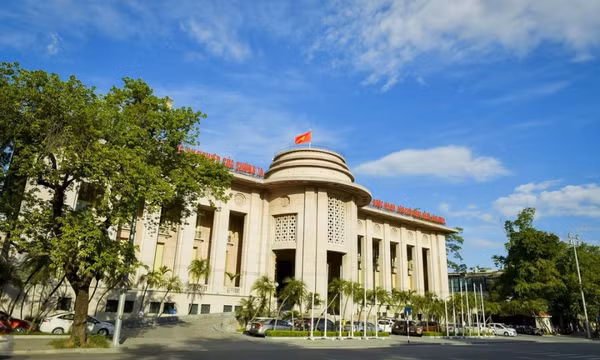Vay tiền ngân hàng bị ép mua bảo hiểm: Gọi ngay đường dây nóng