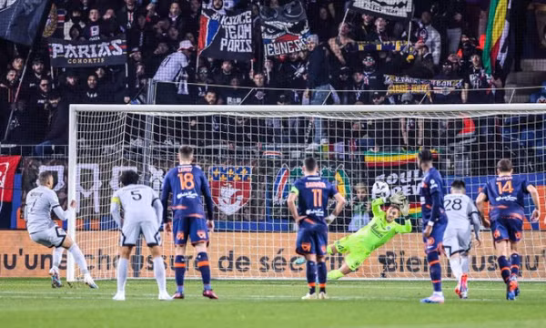 Mbappe hai lần đá hỏng phạt đền trong chiến thắng của PSG
