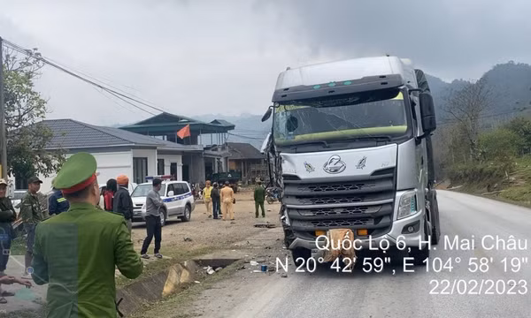 Ôtô tải đâm vào nhà dân trên Quốc lộ 6, một người bị thương nặng