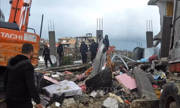 Khoảnh khắc người bố ôm con khỏi đống đổ nát trong thảm họa động đất ở Syria