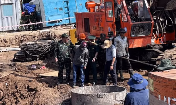 Mới nhất vụ cháu bé rơi vào trụ bê tông sâu 35m tử vong tại Đồng Tháp