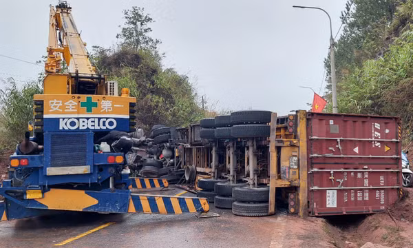 Xe container tự lật ngang, tắc đường trên Quốc lộ 18 đoạn qua xã Quảng Nghĩa (Móng Cái)