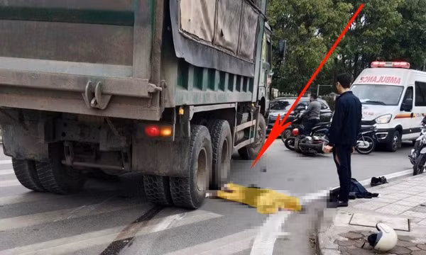 Xe máy va chạm ô tô tải trên phố Vũ Xuân Thiều, một phụ nữ tử vong