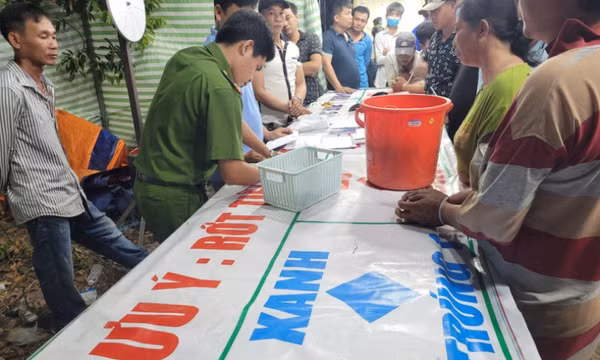 Tụ tập đánh bạc ở hội chợ dưới hình thức phóng phi tiêu